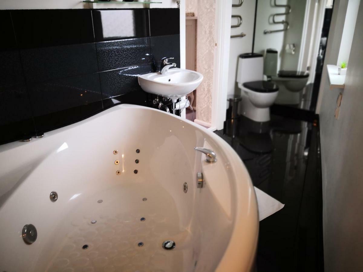 Viesu Nams Amrai Hotel Ventspils Ngoại thất bức ảnh